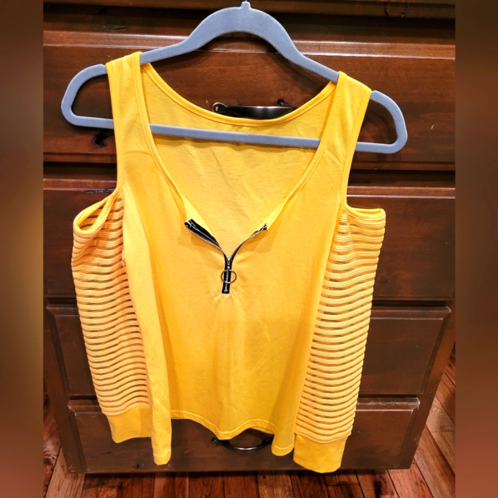 Beautiful yellow, lightweight top. Small